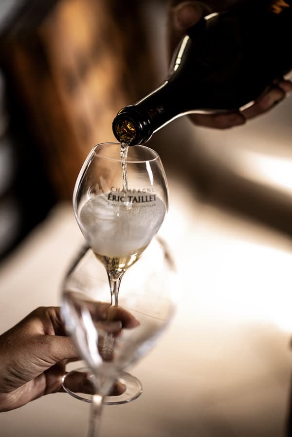 Dégustation d'un verre de champagne