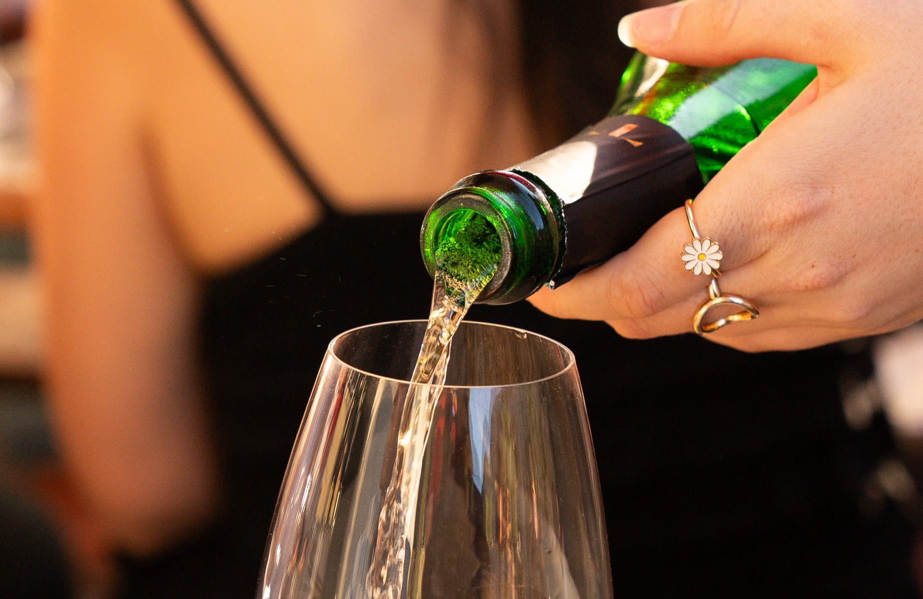 Un verre de champagne servi